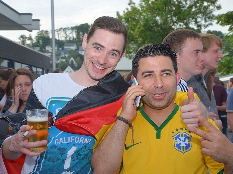 Rund 600 Fußball-Fans verfolgten Freitagabend in der St.-Georgs-Halle in Meschede das Spiel Deutschland gegen Frankreich.