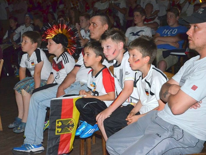 Rund 600 Fußball-Fans verfolgten Freitagabend in der St.-Georgs-Halle das Spiel Deutschland gegen Frankreich.