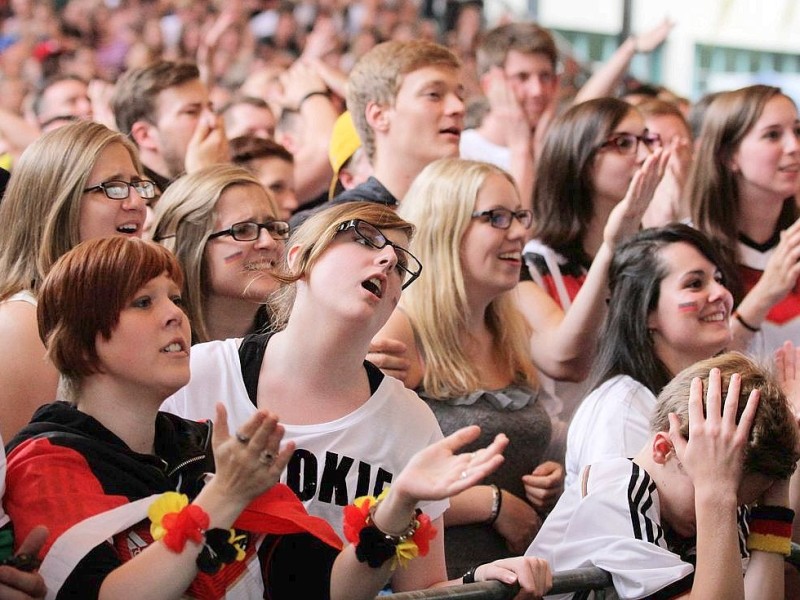 Public Viewing unter dem Zeltdach am Rathaus Menden.