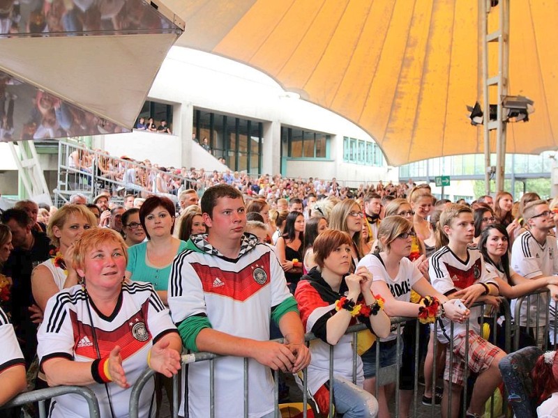 Public Viewing unter dem Zeltdach am Rathaus Menden.