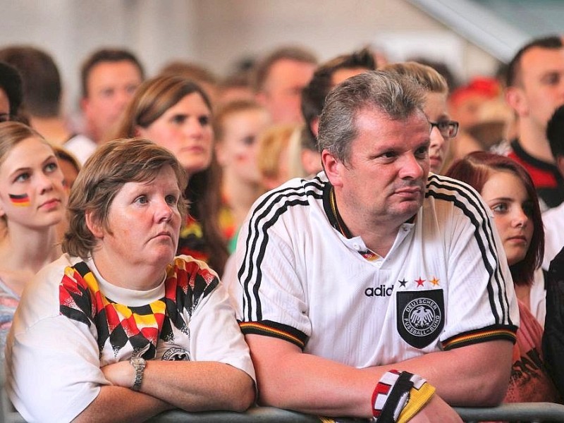 Public Viewing unter dem Zeltdach am Rathaus Menden.