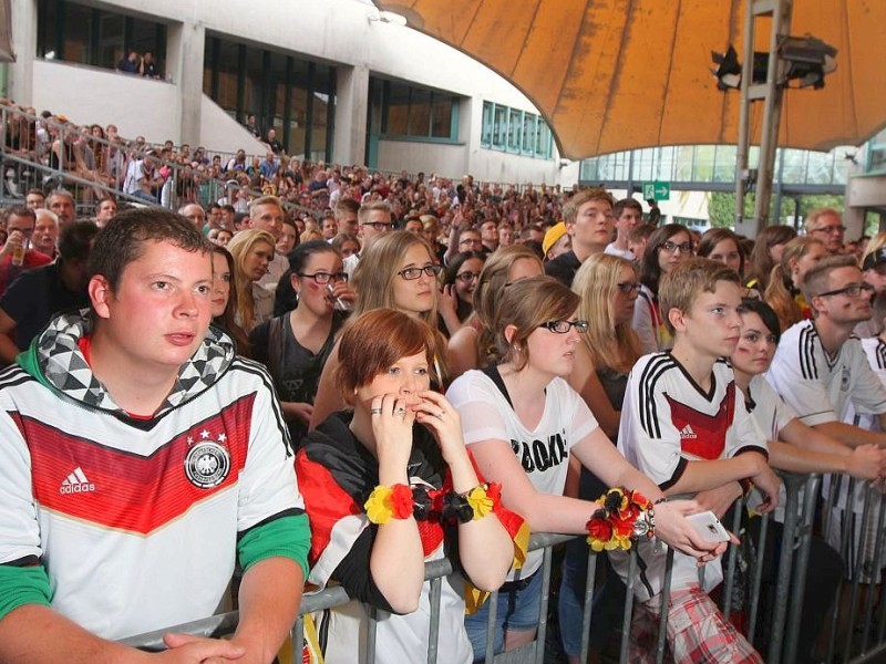 Public Viewing unter dem Zeltdach am Rathaus Menden.