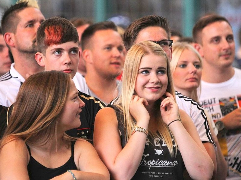 Public Viewing unter dem Zeltdach am Rathaus Menden.