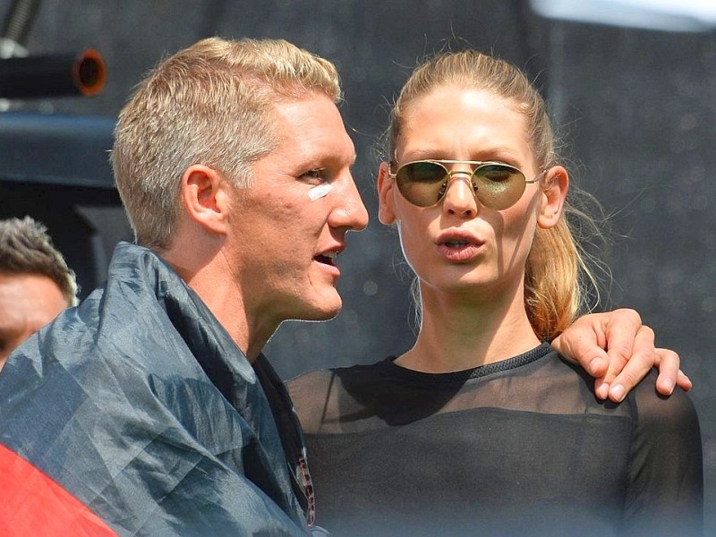 Eigentlich soll Bastian Schweinsteiger mit Model Sarah Brandner liiert sein. Den WM-Titel feierten sie noch gemeinsam.