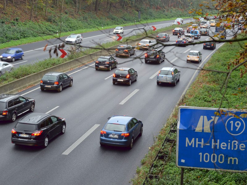 Die Auswirkungen des Lokführerstreiks auf der A40 bei Mülheim am Donnerstagmorgen.