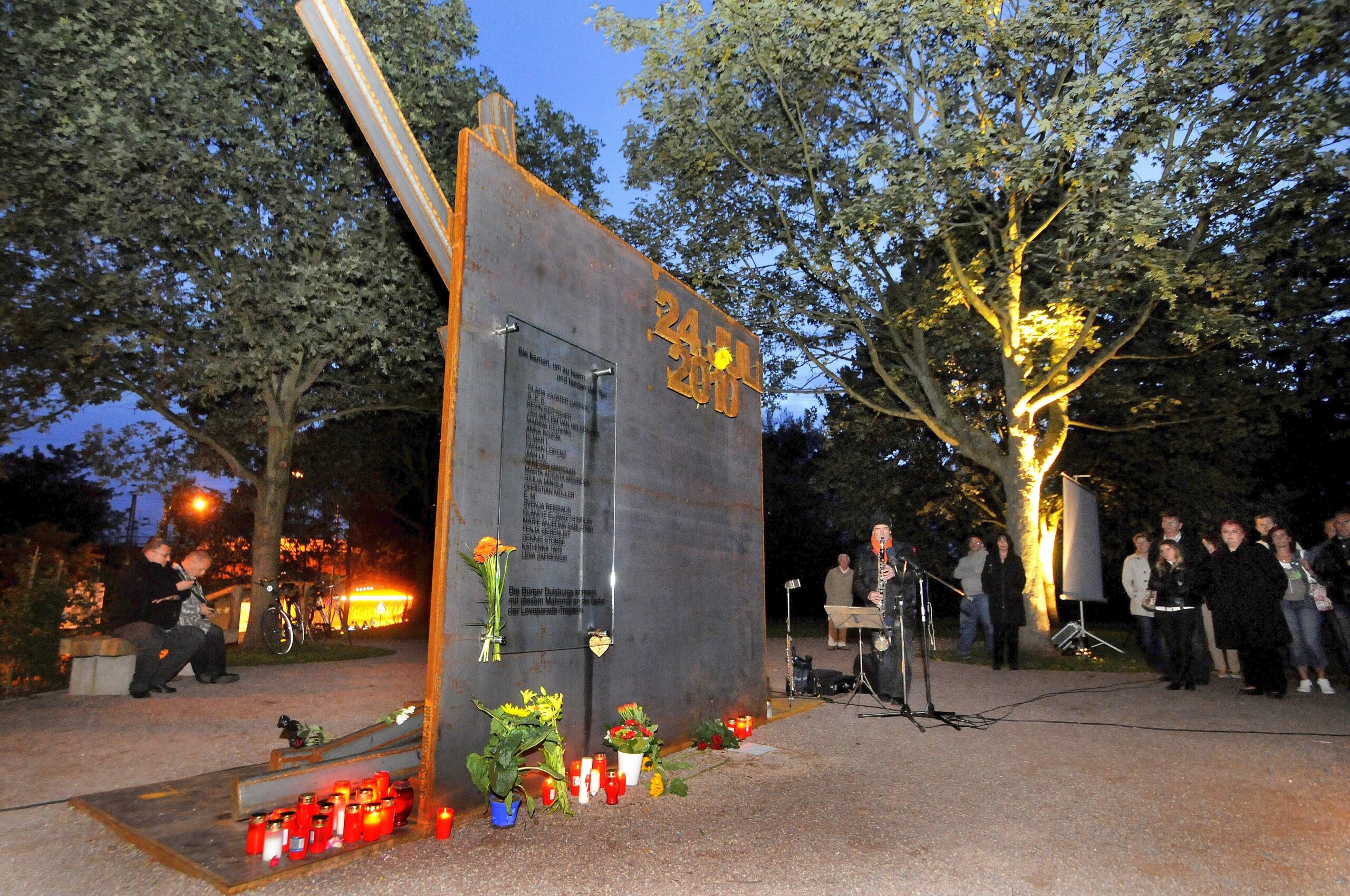 Mitglieder des Selbsthilfevereins der Hinterbliebenen und Verletzten, „Massenpanik Selbsthilfe, projizierten am Samstagabend im Rahmen einer szenischen Performance Fragen auf das Loveparade-Mahnmal.