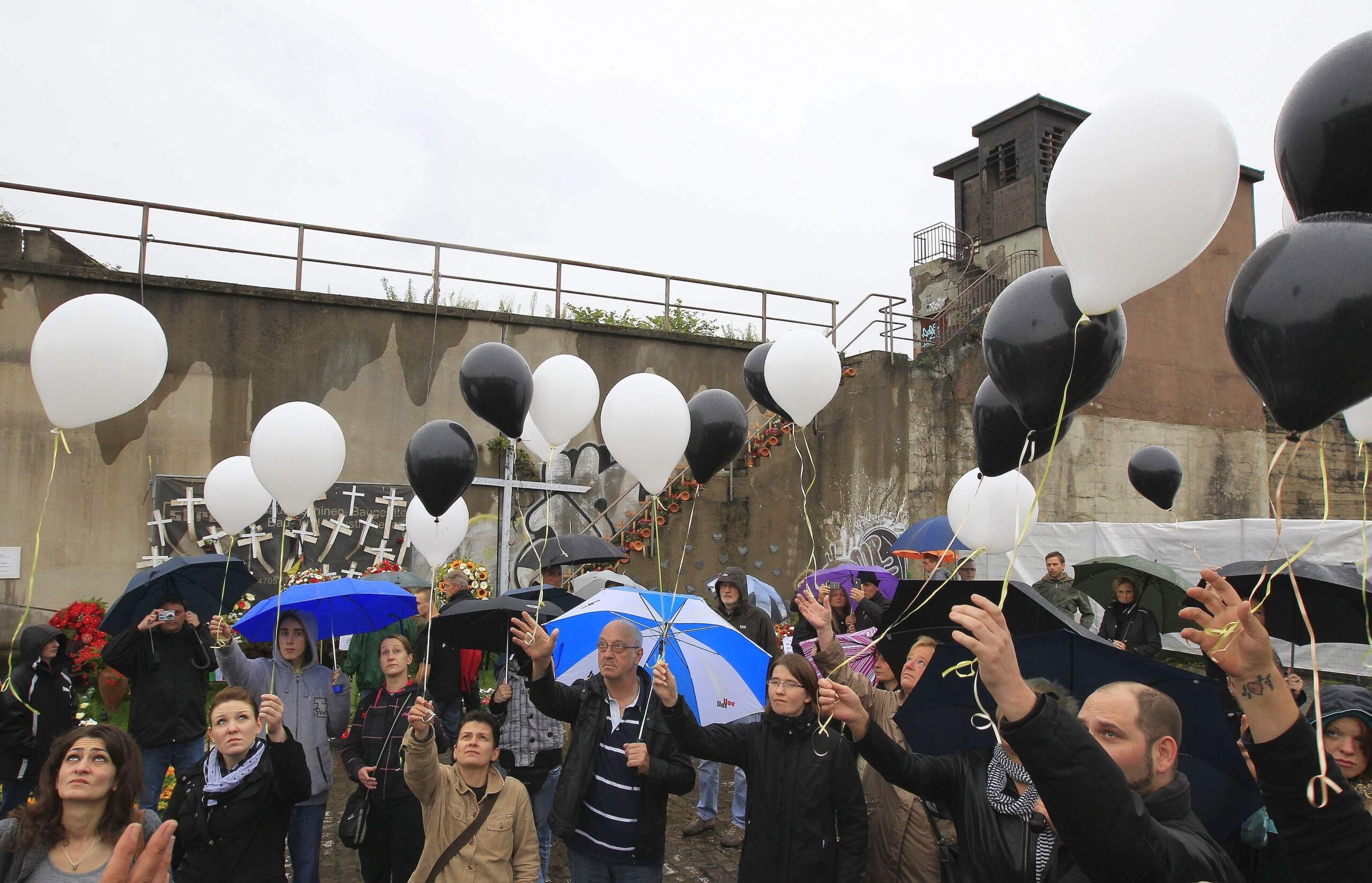 ... Luftballons steigen.