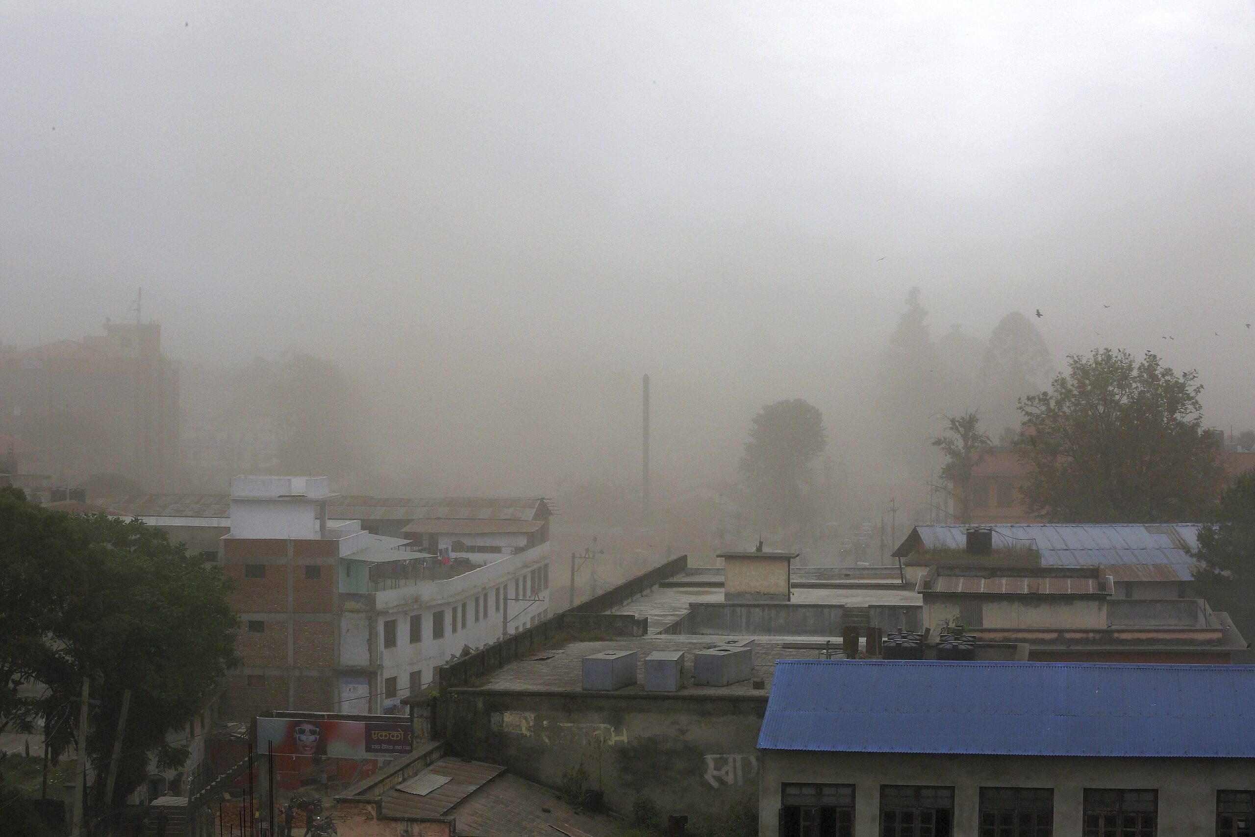 Ein schweres Erdbeben im Himalaya hat zahlreiche Häuser in Nepal einstürzen lassen.