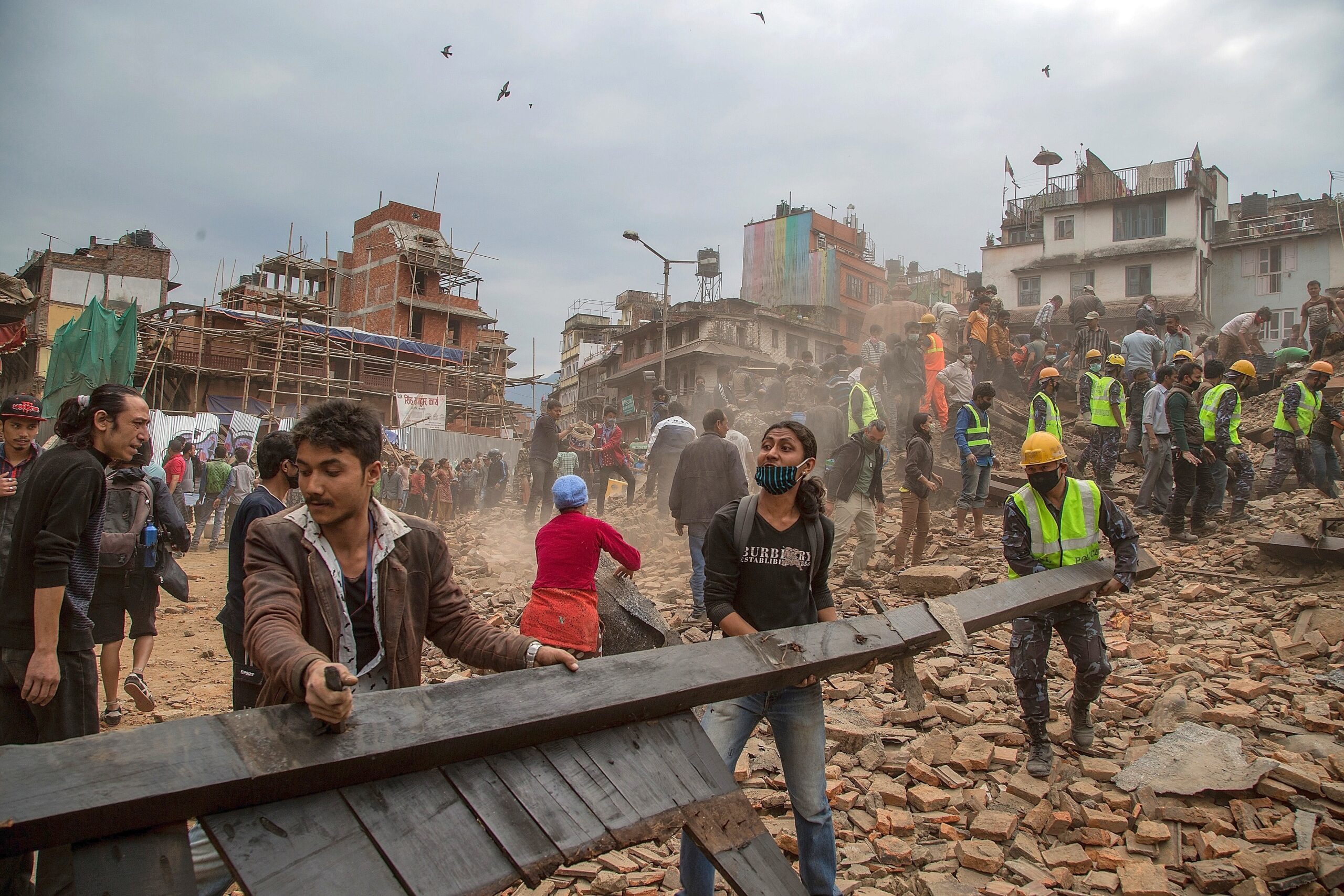 Ein schweres Erdbeben im Himalaya hat zahlreiche Häuser in Nepal einstürzen lassen.