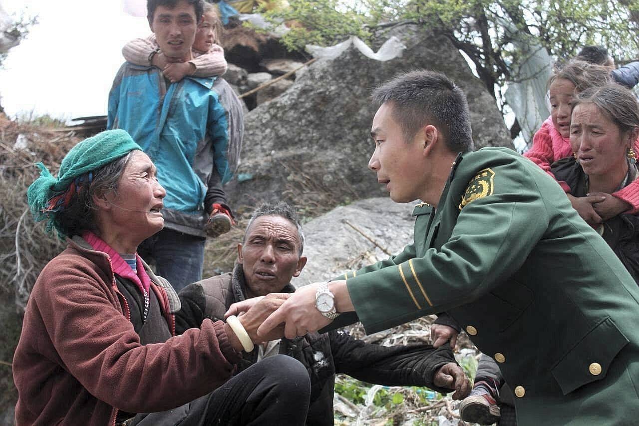 Ein schweres Erdbeben im Himalaya hat zahlreiche Häuser in Nepal einstürzen lassen.