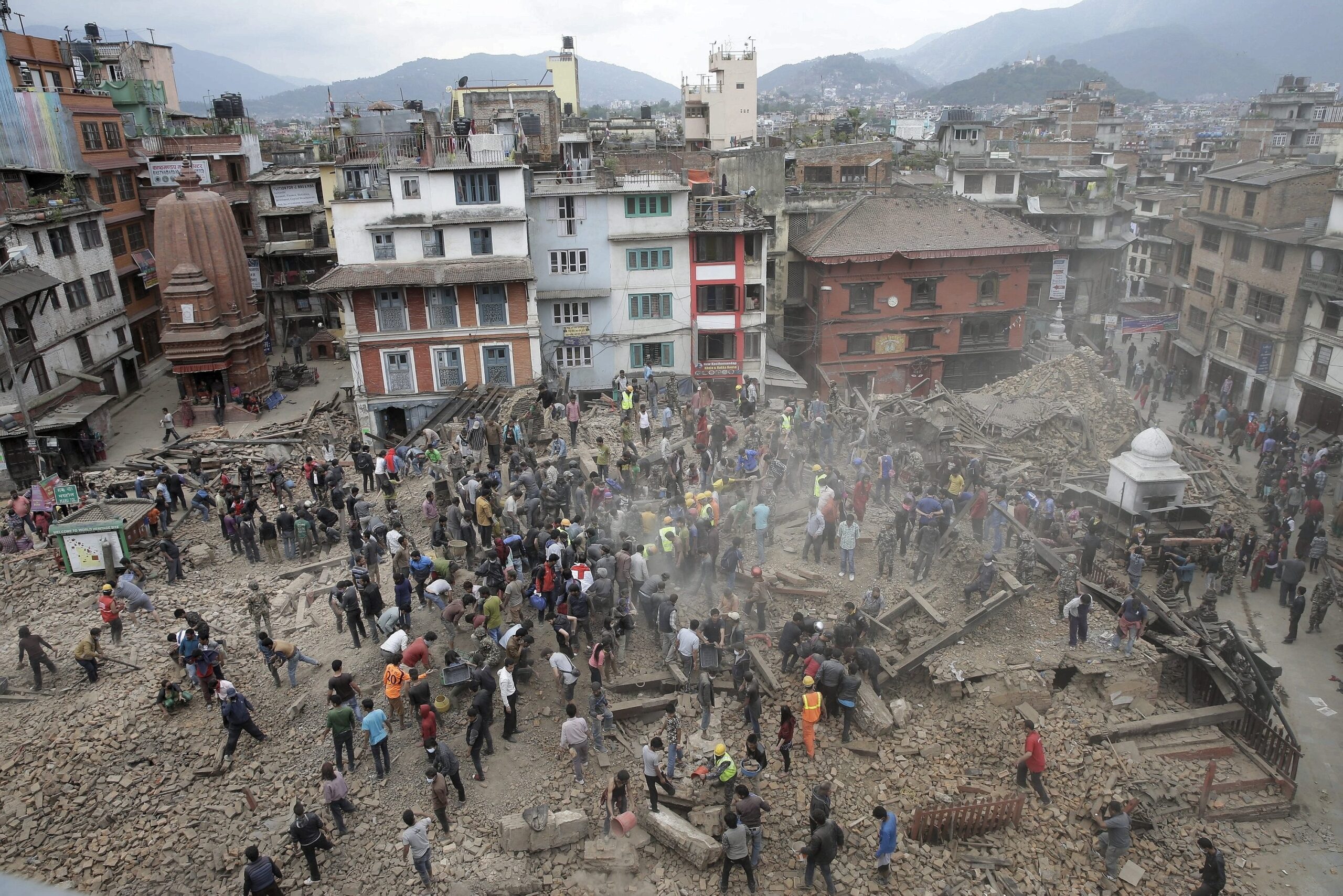 Ein schweres Erdbeben im Himalaya hat zahlreiche Häuser in Nepal einstürzen lassen.