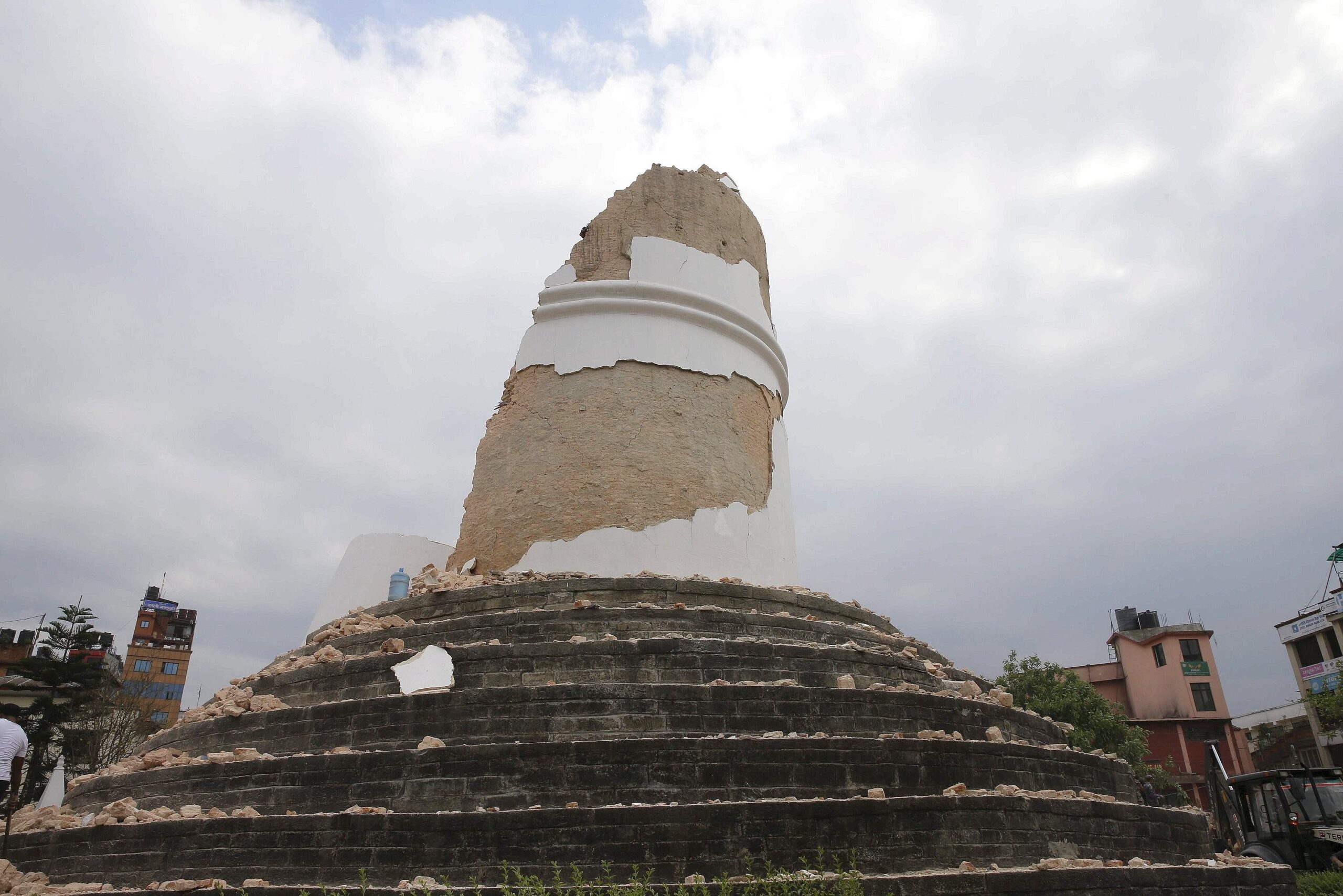 Ein schweres Erdbeben im Himalaya hat zahlreiche Häuser in Nepal einstürzen lassen.