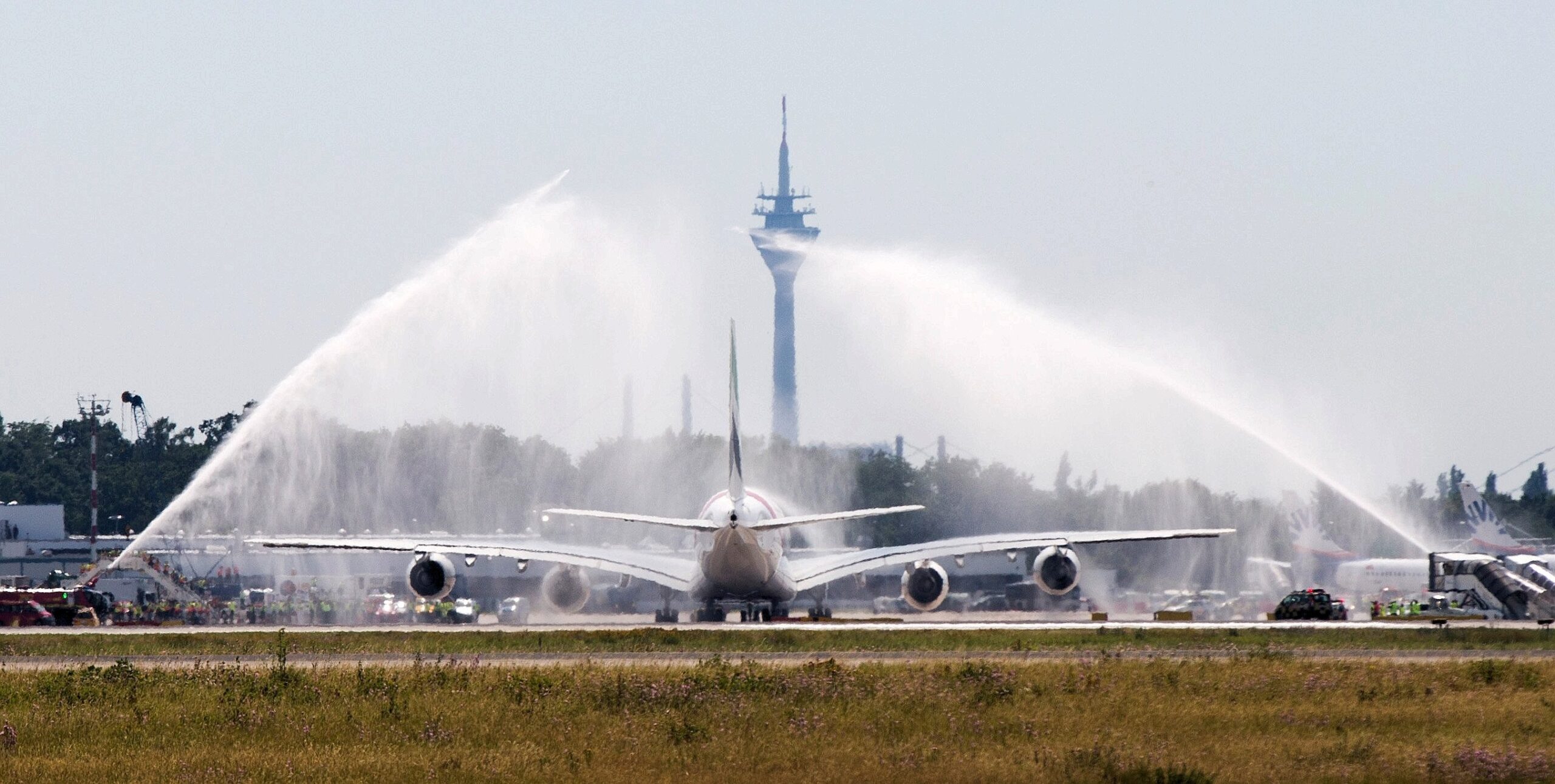 Die Rollwege des Airports mussten für die 80 Meter Spannweite der Tragflächen verbreitert werden - von 80 auf 95 Meter. Größere Tankwagen, Schlepper, Enteisungs- und Verpflegungswagen wurden ebenfalls angeschafft. Begrüßt wurde die Maschine mit einer Der Flughafenfeuerwehr.