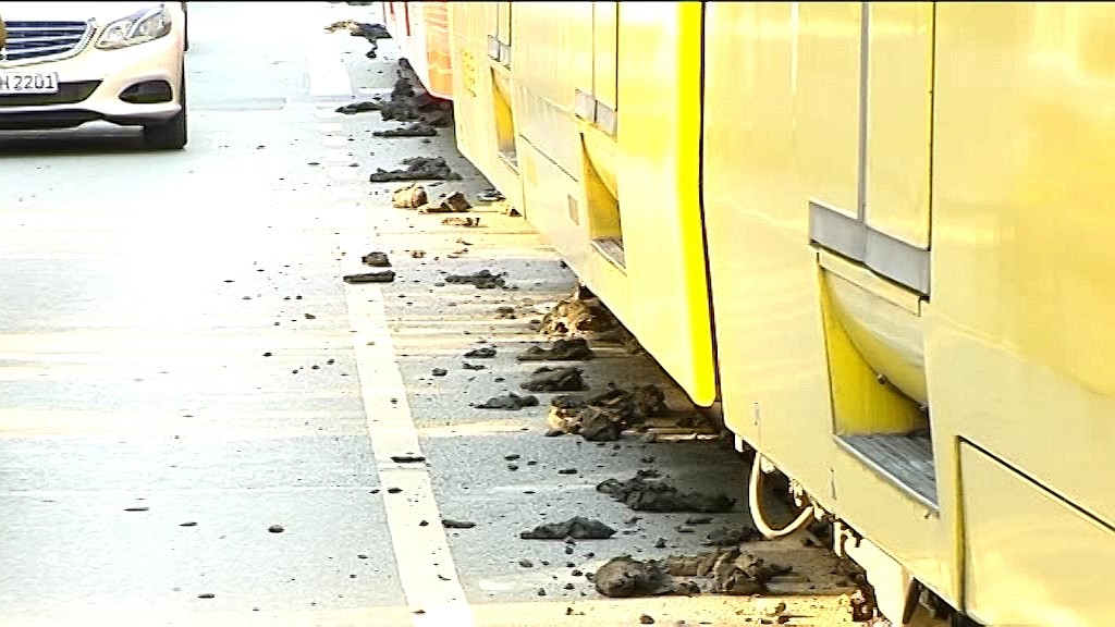 Die Folgen der Hitze in Essen: Bitumen im Straßenbahngleisbett hat sich verflüssig und wurde von den Fahrzeuge verteilt.