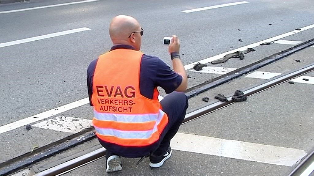 Die Folgen der Hitze in Essen: Bitumen im Straßenbahngleisbett hat sich verflüssig und wurde von den Fahrzeuge verteilt.