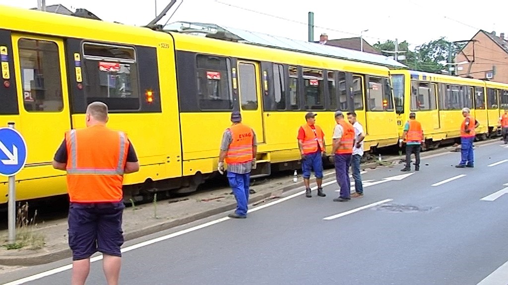 Die Folgen der Hitze in Essen: Bitumen im Straßenbahngleisbett hat sich verflüssig und wurde von den Fahrzeuge verteilt.