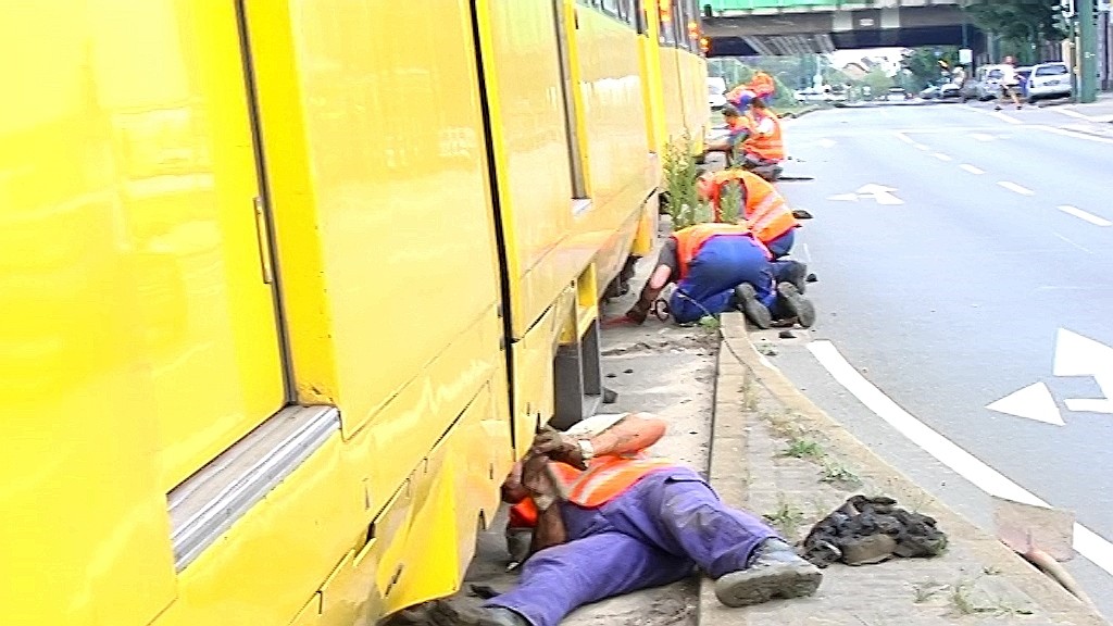 Die Folgen der Hitze in Essen: Bitumen im Straßenbahngleisbett hat sich verflüssig und wurde von den Fahrzeuge verteilt.