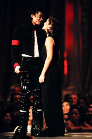 ... für das eine oder andere Skandälchen zu haben. 1994 knutscht der King of Pop, Michael Jackson, die Presley-Tochter Lisa Marie, die er vorher geheiratet hatte. Jackson wollte damit Zweifel an der Aufrichtigkeit seiner Ehe zur Elvis-Tochter zerstreuen. Ein Küsschen...