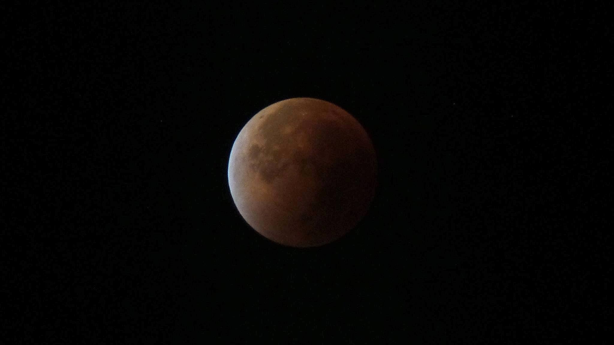 Viele unserer Leser haben ihre Mond-Schnappschüsse auf Facebook gezeigt. Hier ein Bild von Siegfried Spantig aus Dortmund.