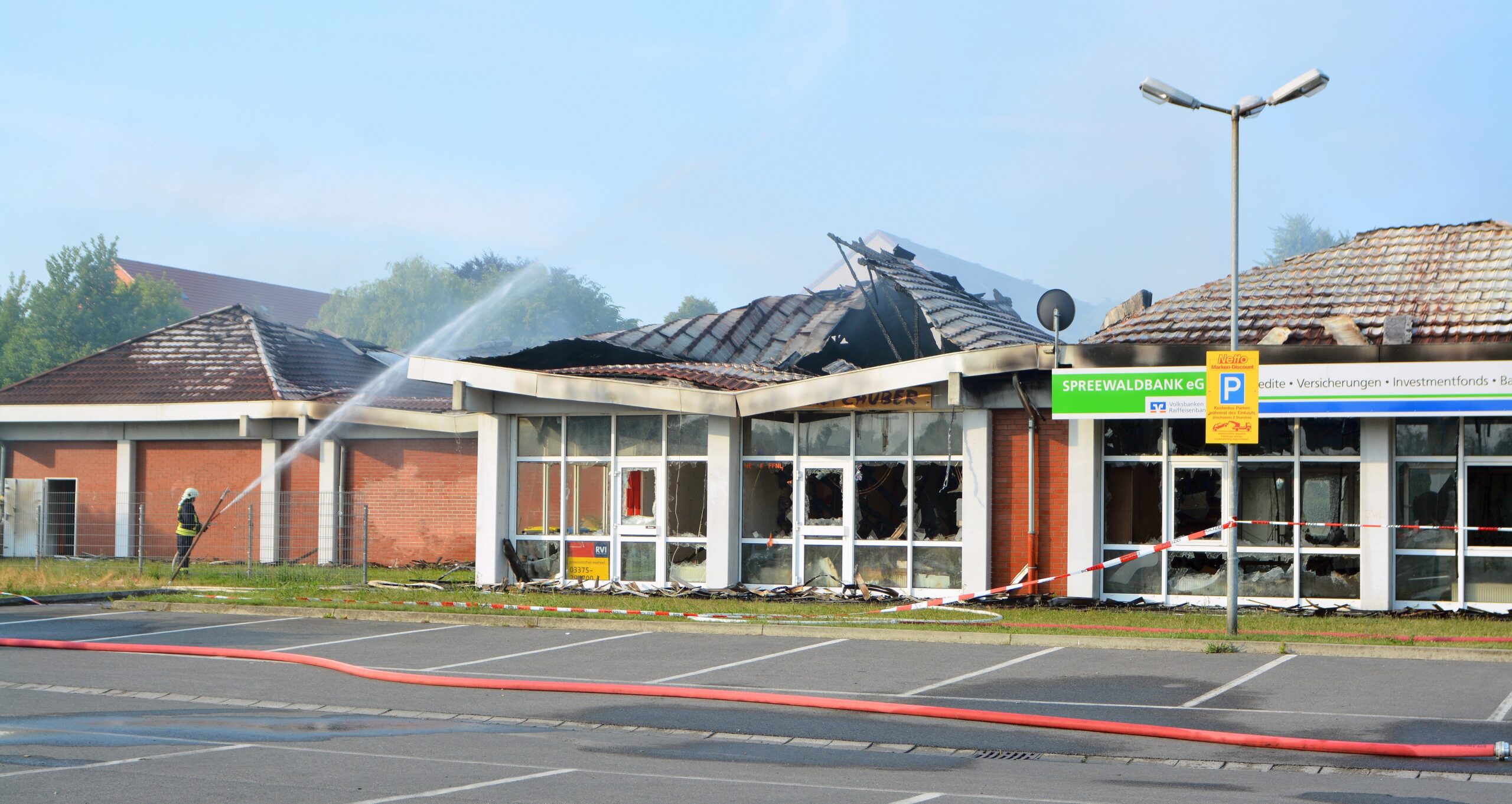 ... sprengten sie einen Geldautomaten im brandenburgischen Altdöbern. Der angrenzende Supermarkt wurde komplett zerstört – Millionenschaden.