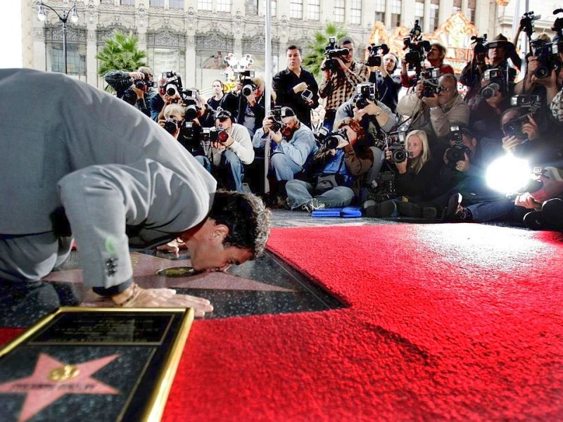 ...Knie ging der spanische Schauspieler Antonio Banderas, als er seinen Stern bekam - er küsste ihn sogar. Ob das auch...