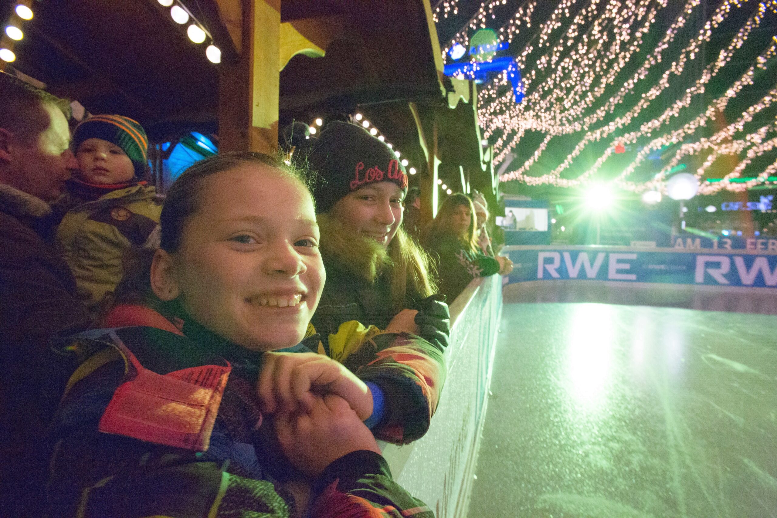 Eröffnungsfeier zu Essen on Ice , ice rink , Eröffnung der Eisbahn und der Schneerutsche auf dem Kennedyplatz in Essen , Foto:  Stefan Arend / Funke Foto Services