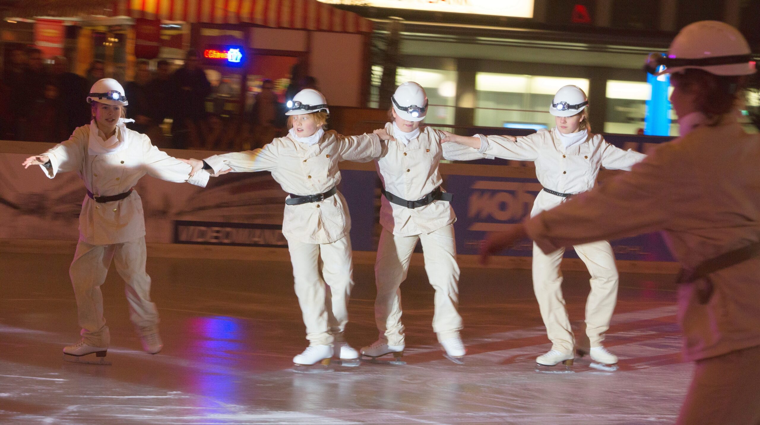 Eröffnungsfeier zu Essen on Ice , ice rink , Eröffnung der Eisbahn und der Schneerutsche auf dem Kennedyplatz in Essen , Foto:  Stefan Arend / Funke Foto Services