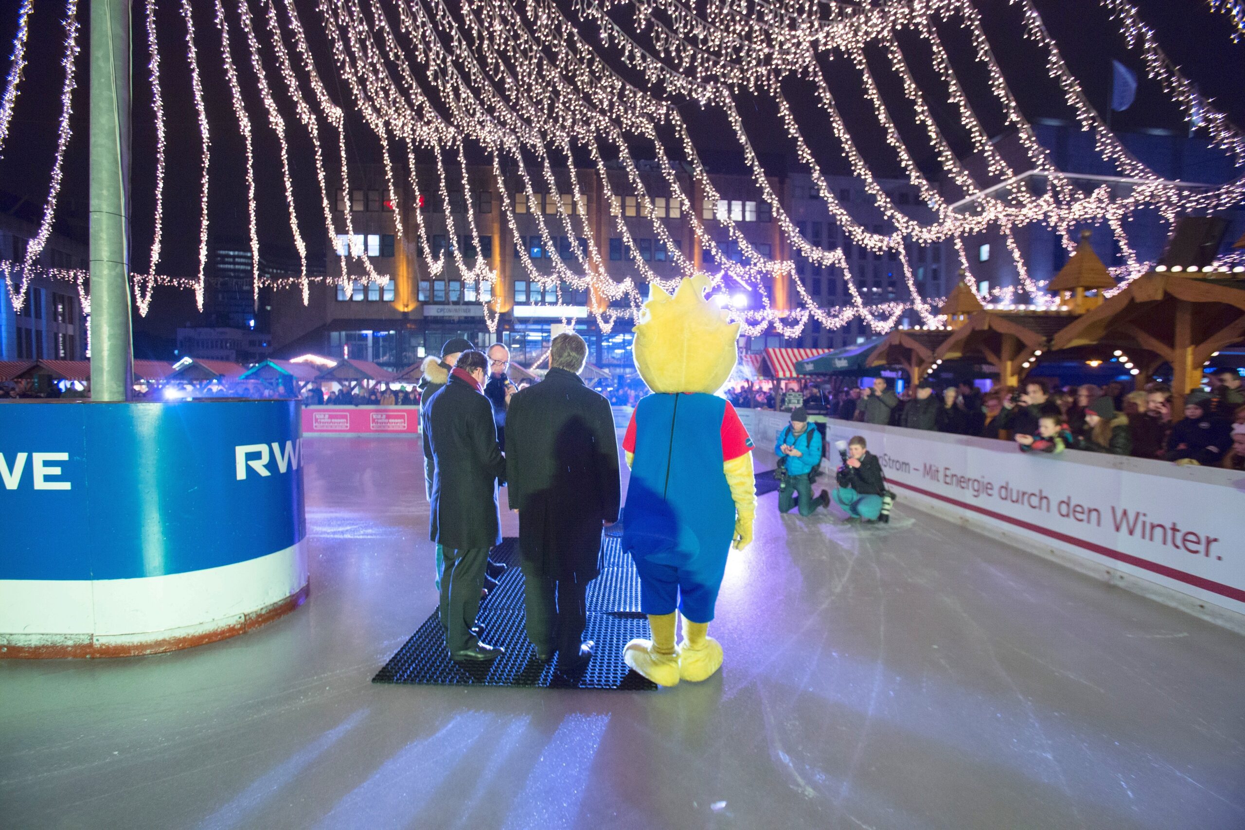 Eröffnungsfeier zu Essen on Ice , ice rink , Eröffnung der Eisbahn und der Schneerutsche auf dem Kennedyplatz in Essen , OB Kufen und Maskottchen Kalle bei den Grußworten , Foto:  Stefan Arend / Funke Foto Services