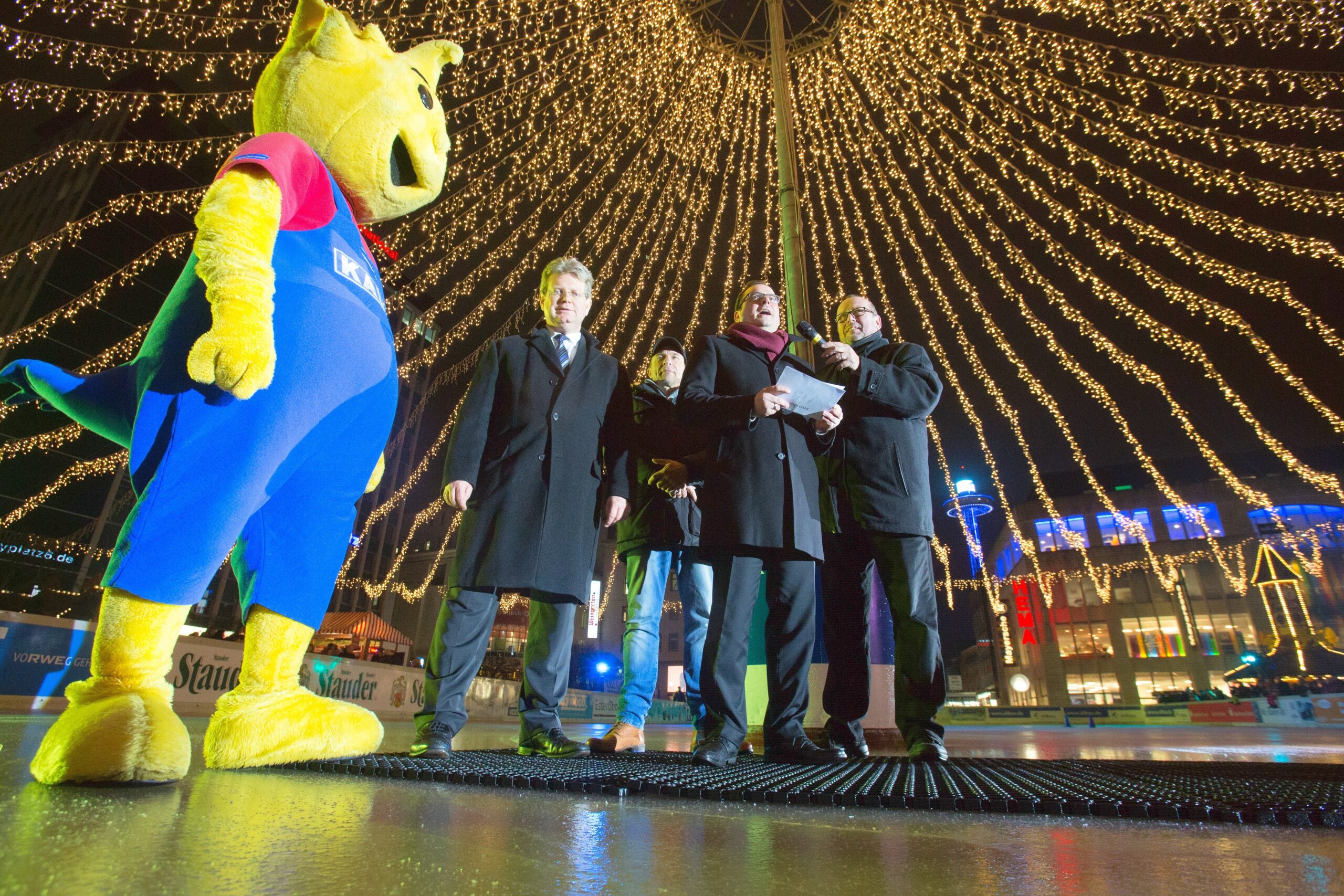 Eröffnungsfeier zu Essen on Ice , ice rink , Eröffnung der Eisbahn und der Schneerutsche auf dem Kennedyplatz in Essen , OB Kufen und Maskottchen Kalle bei den Grußworten , Foto:  Stefan Arend / Funke Foto Services