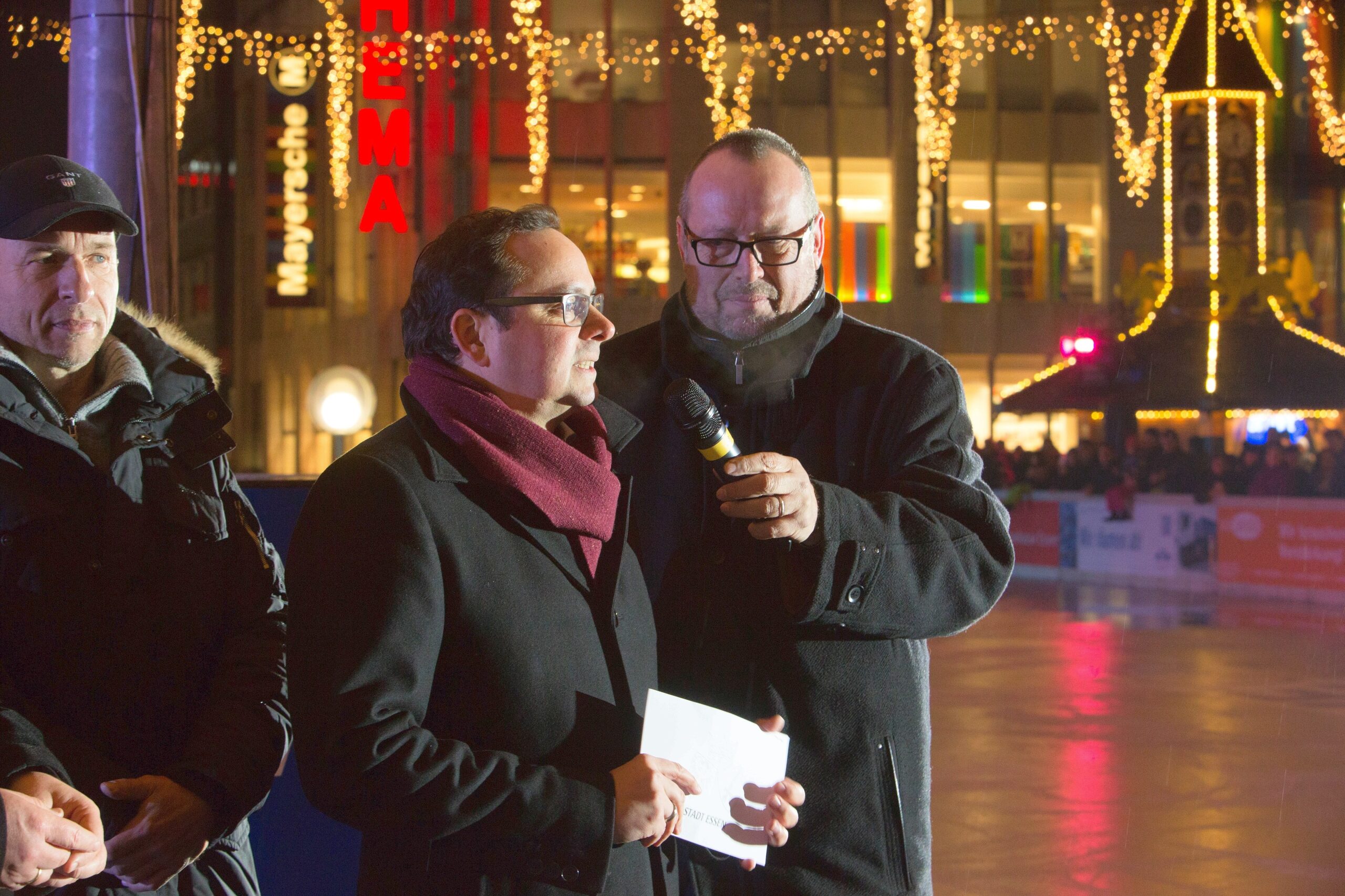 Eröffnungsfeier zu Essen on Ice , ice rink , Eröffnung der Eisbahn und der Schneerutsche auf dem Kennedyplatz in Essen , OB Kufen und Maskottchen Kalle bei den Grußworten , Foto:  Stefan Arend / Funke Foto Services