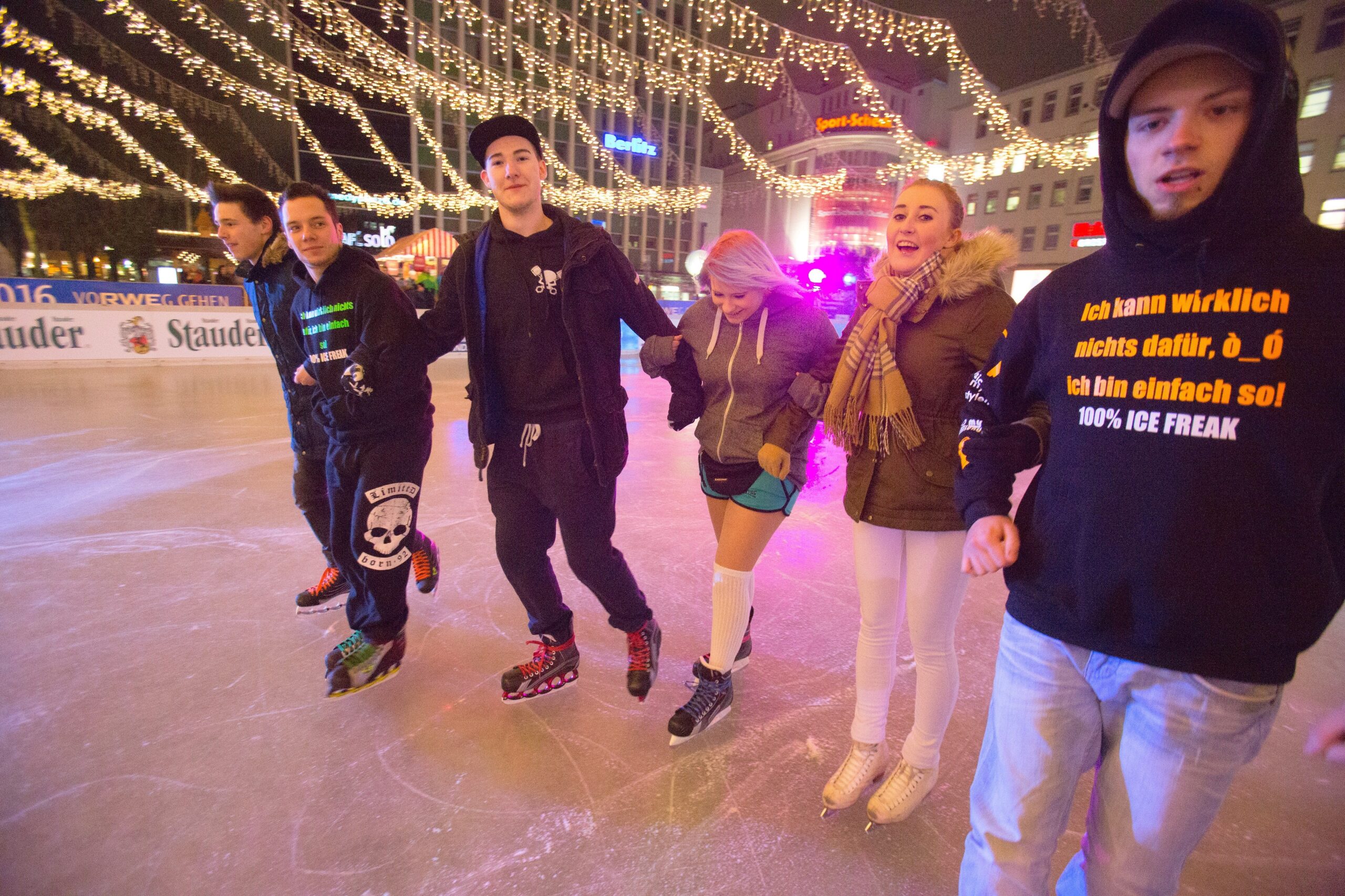 Eröffnungsfeier zu Essen on Ice , ice rink , Eröffnung der Eisbahn und der Schneerutsche auf dem Kennedyplatz in Essen , Foto:  Stefan Arend / Funke Foto Services