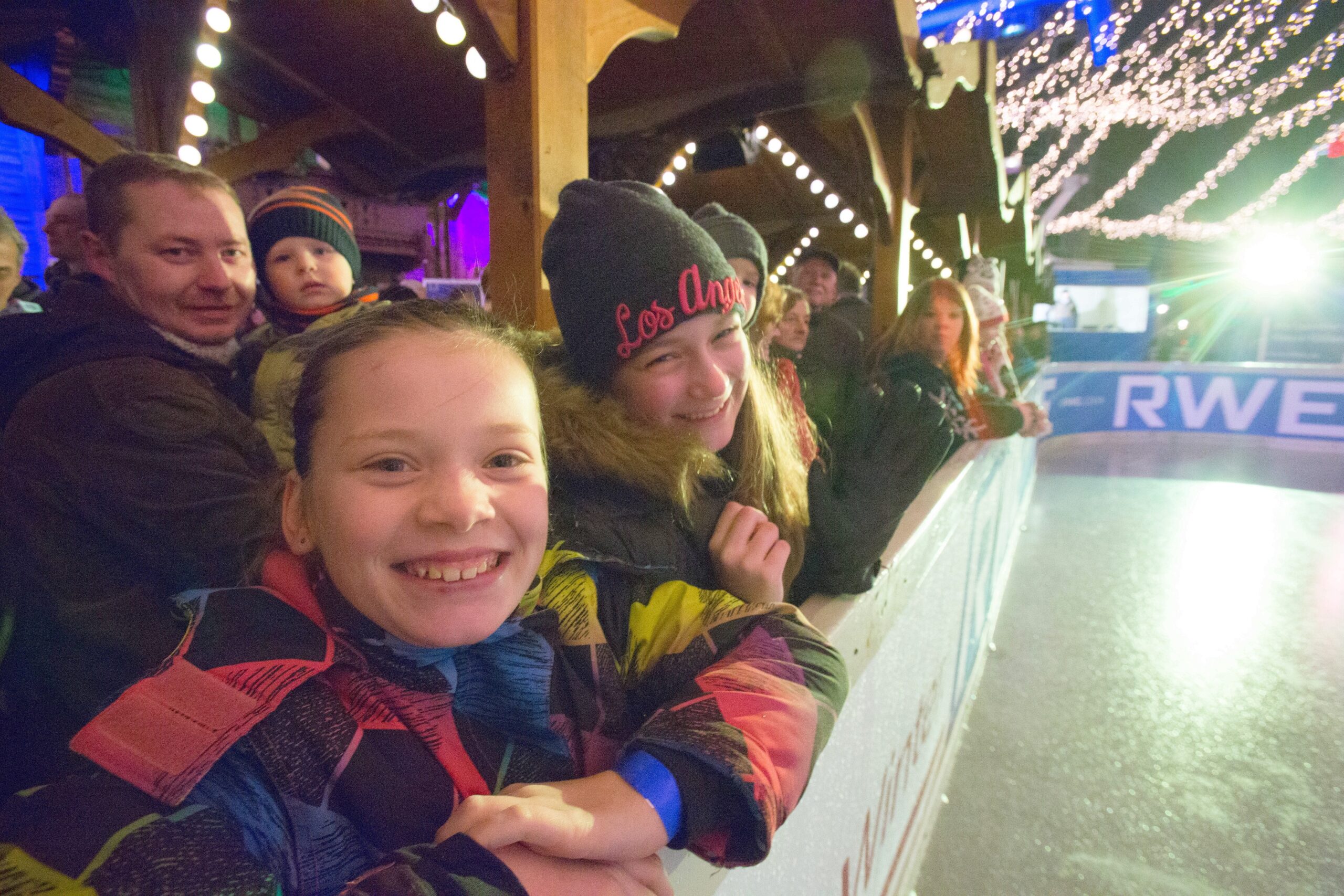 Eröffnungsfeier zu Essen on Ice , ice rink , Eröffnung der Eisbahn und der Schneerutsche auf dem Kennedyplatz in Essen , Foto:  Stefan Arend / Funke Foto Services