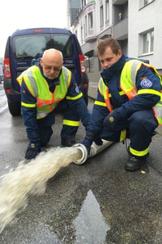 Auch das Technische Hilfswerk wurde zur Unterstützung alarmiert, um die Wasserschäden in Dinslaken zu beseitigen.