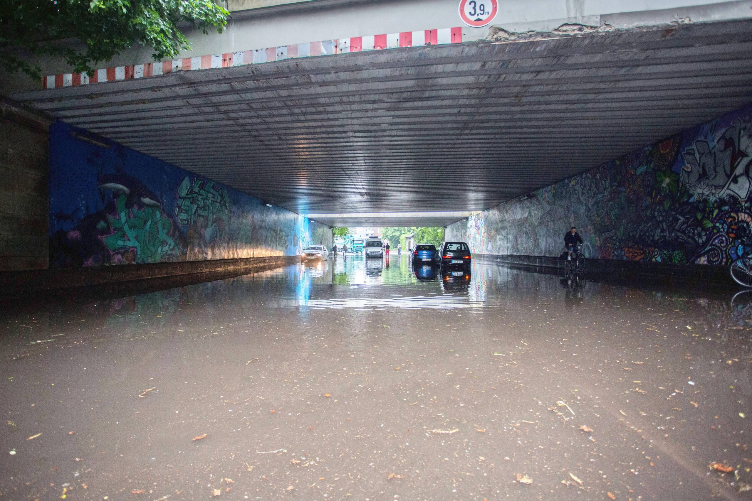 Mehrere Fahrzeuge stehen in der Unterführung auf der B8 Willy-Brandt-Straße.