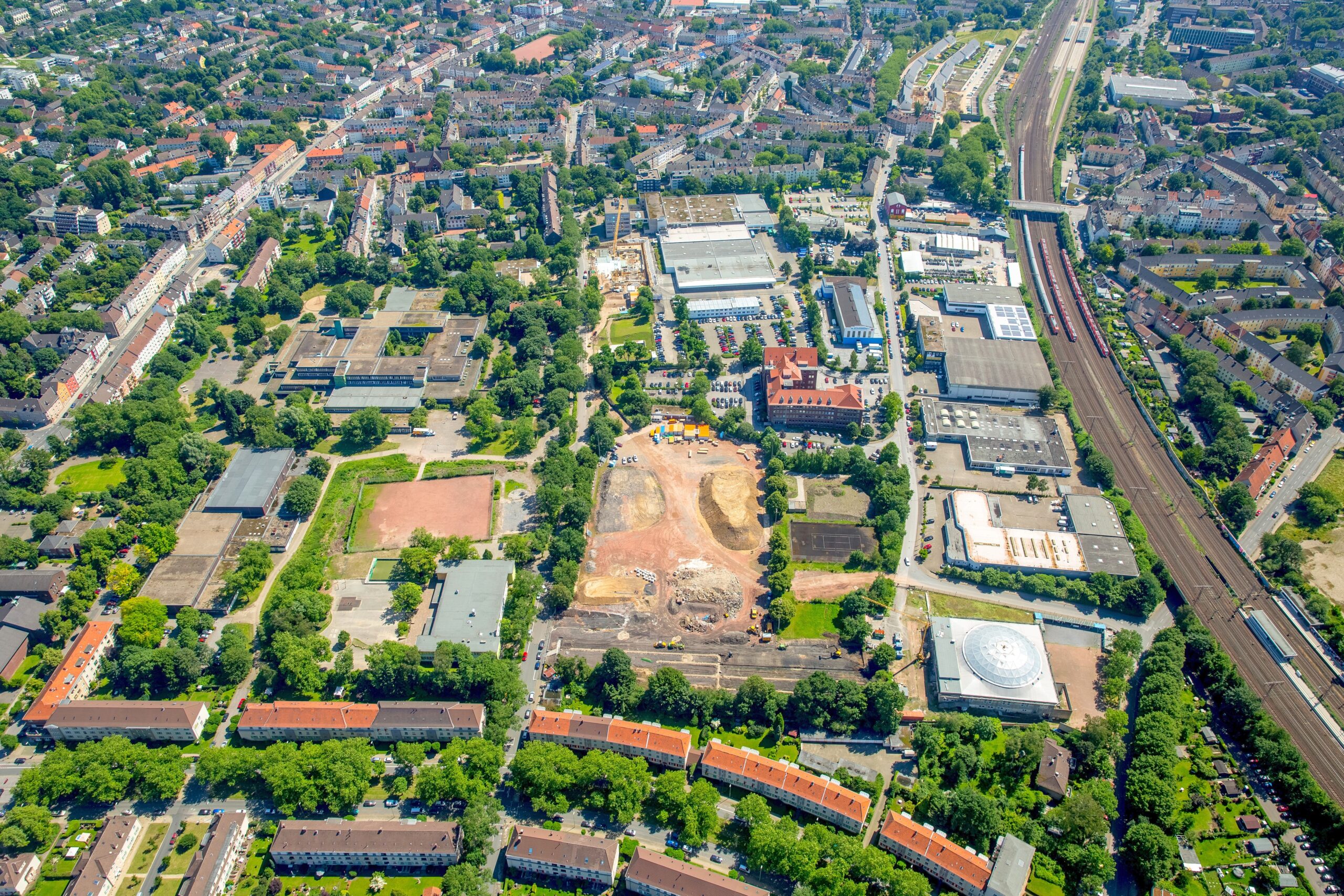 Moscheebau in Altendorf: Der Neubau der „Ditib Essen Merkez Moschee“ ist noch immer nicht vollendet. In der Nachbarschaft liegt die ehemalige Sportanlage In der Hagenbeck.