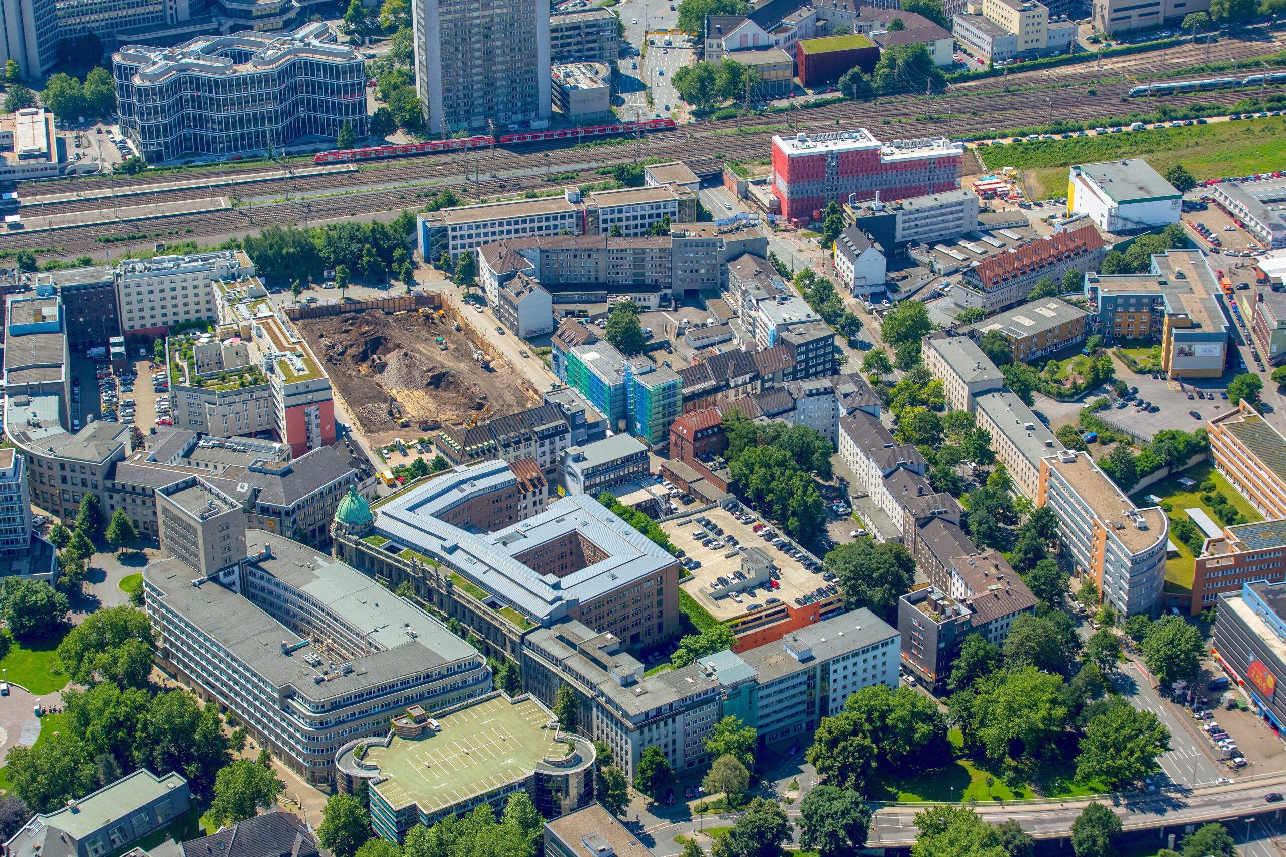 Nicht weit entfernt, ebenfalls an der Hachestraße in Hauptbahnhofsnähe (an der Selmastraße), errichtet das Oberhausener Bau- und Entwicklungs-Unternehmen Arsatec ein Hotel, Büros und 109 Wohnungen. Der Komplex wird nach Fertigstellung Mitte 2018 vom Ruhrgebiets-Immobilien-Riesen Vivawest übernommen.