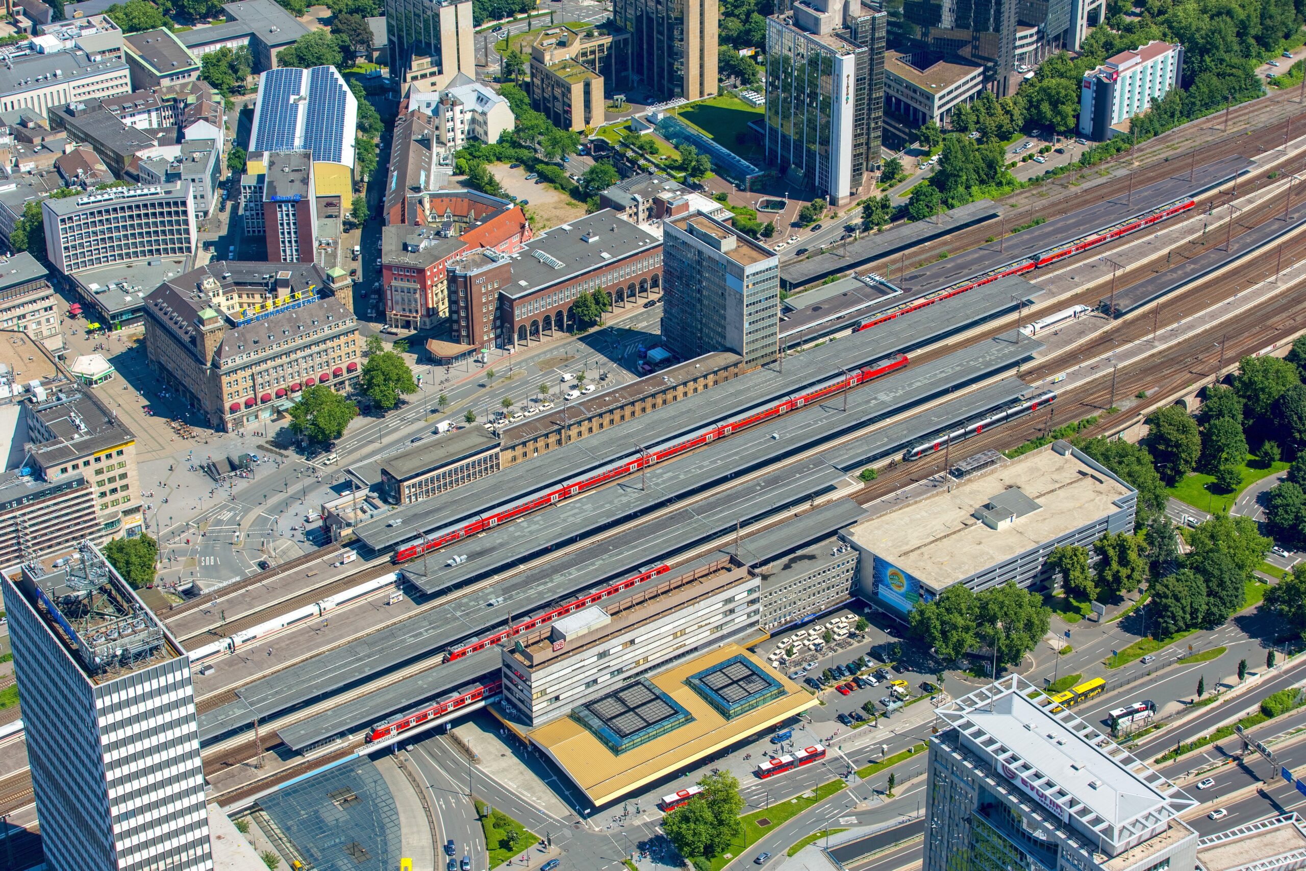 Der Essener Hauptbahnhof zwischen Handelshof, Postbank-Hochhaus und Evonik-Zentrale.