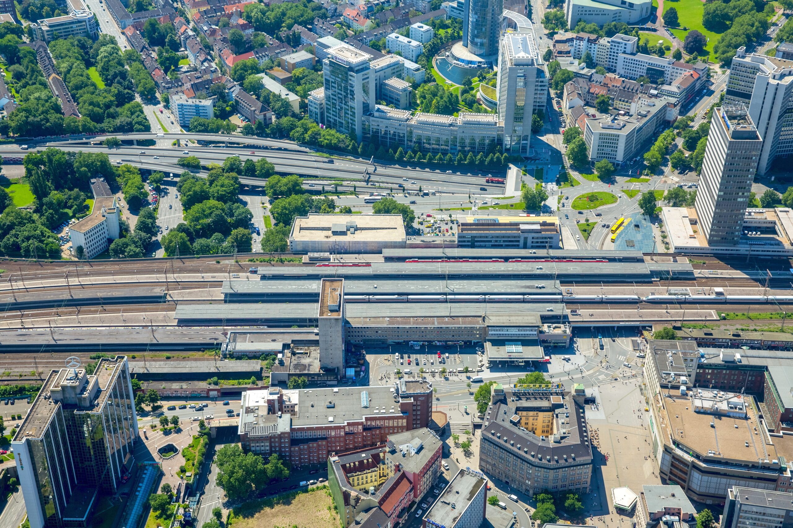 Der Hauptbahnhof mit Gildehof-Center (links unten), Handelshof und Willy-Brandt-Platz (vorne) sowie Postbank-Hochhaus (rechts) und Evonik-Zentrale.