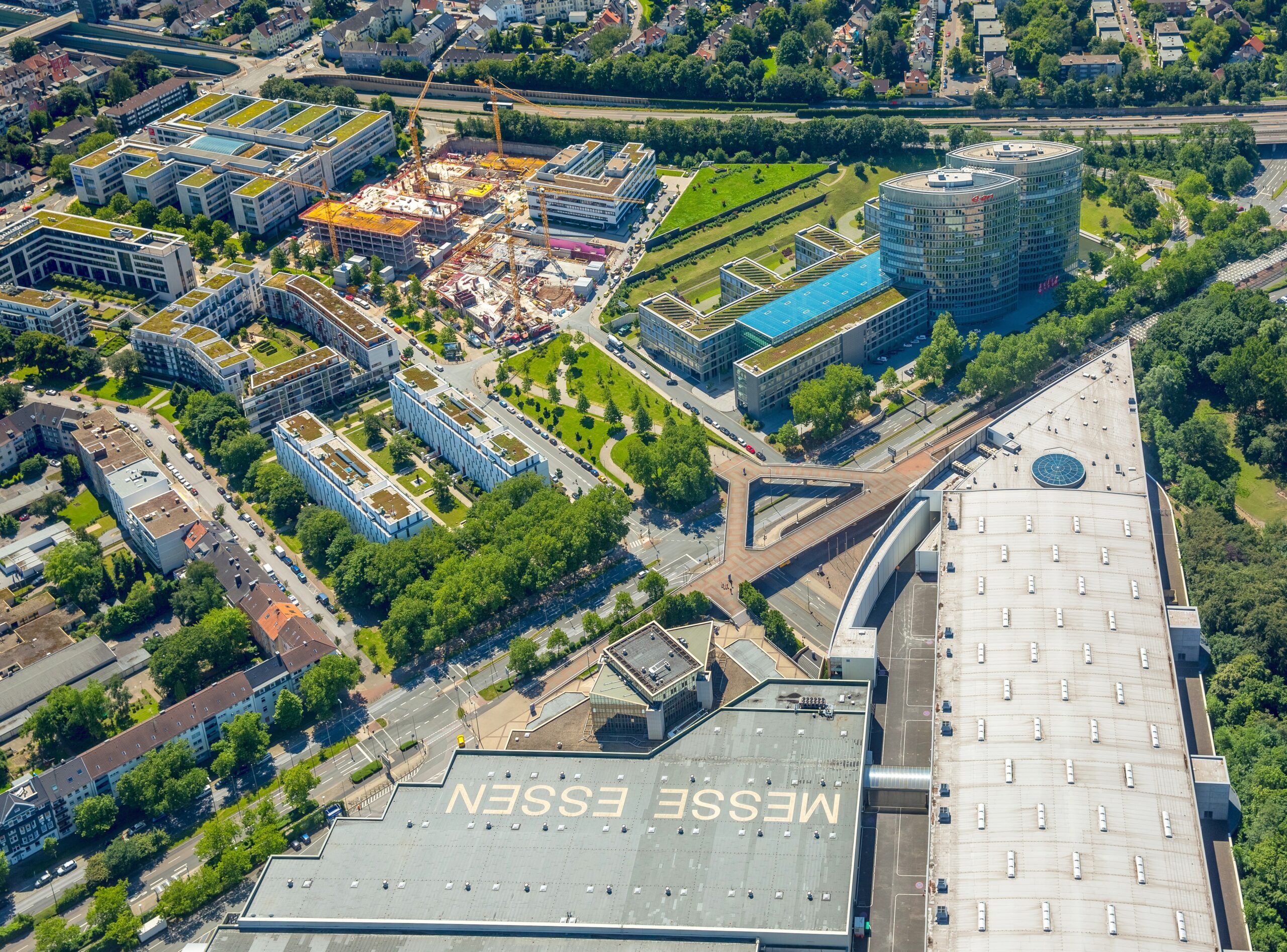 Neben dem Messe-Gelände liegt eine weitere Rüttenscheider Großbaustelle: Auf dem Baufeld Gruga-Carree baut Hochtief die neue Zentrale des Mülheimer Chemikalienhändlers Brenntag. Brenntag ist mit dem Umzug auf die ehemalige Festwiese in guter Gesellschaft: Ablese-Dienstleister Ista, der bislang an der Alfredstraße sitzt, zieht Ende 2017 direkt nebenan in den Silberkuhlsturm, den Kölbl Kruse entwickelt. Und mit Eon, Atos und Hochtief haben sich im Gruga-Carree bereits namhafte Konzerne angesiedelt.