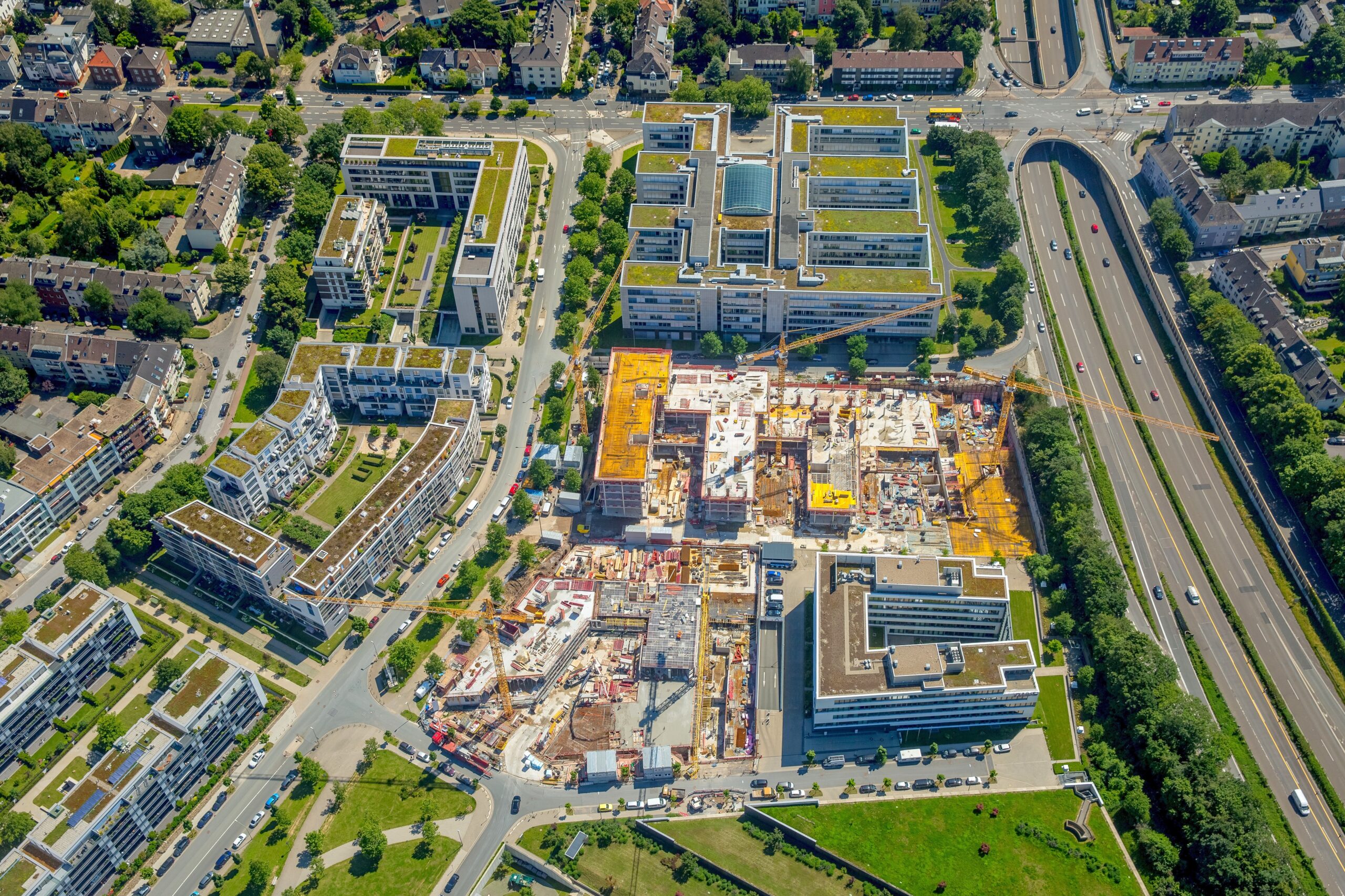 Neben dem Messe-Gelände liegt eine weitere Rüttenscheider Großbaustelle: Auf dem Baufeld Gruga-Carree baut Hochtief die neue Zentrale des Mülheimer Chemikalienhändlers Brenntag. Brenntag ist mit dem Umzug auf die ehemalige Festwiese in guter Gesellschaft: Ablese-Dienstleister Ista, der bislang an der zieht Ende 2017 direkt nebenan in den Silberkuhlsturm, den Kölbl Kruse entwickelt.  Und mit Eon, Atos und Hochtief haben sich im Gruga-Carree bereits namhafte Konzerne angesiedelt.