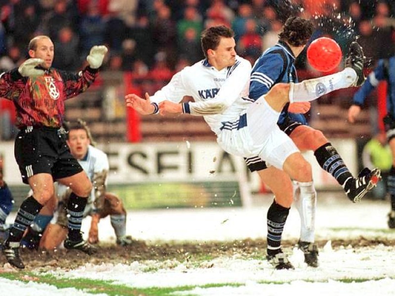 ... für die Schalker im Schnee von Brügge. Der Rückstand war aber kein Problem. Das Rückspiel gewannen die Königsblauen mit 2:0. Sie zogen ins Viertelfinale ein und gewannen schließlich den Uefa-Pokal.