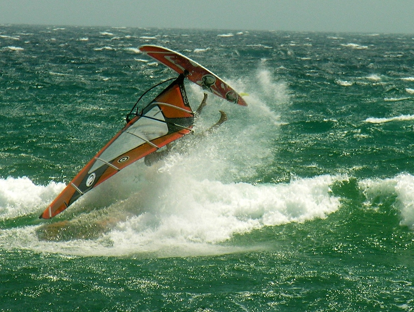 Martin Lux  aus Moers: Windsurfer auf dem Weg zum Kopfstand an der Cote d Azure bei le Lavandou