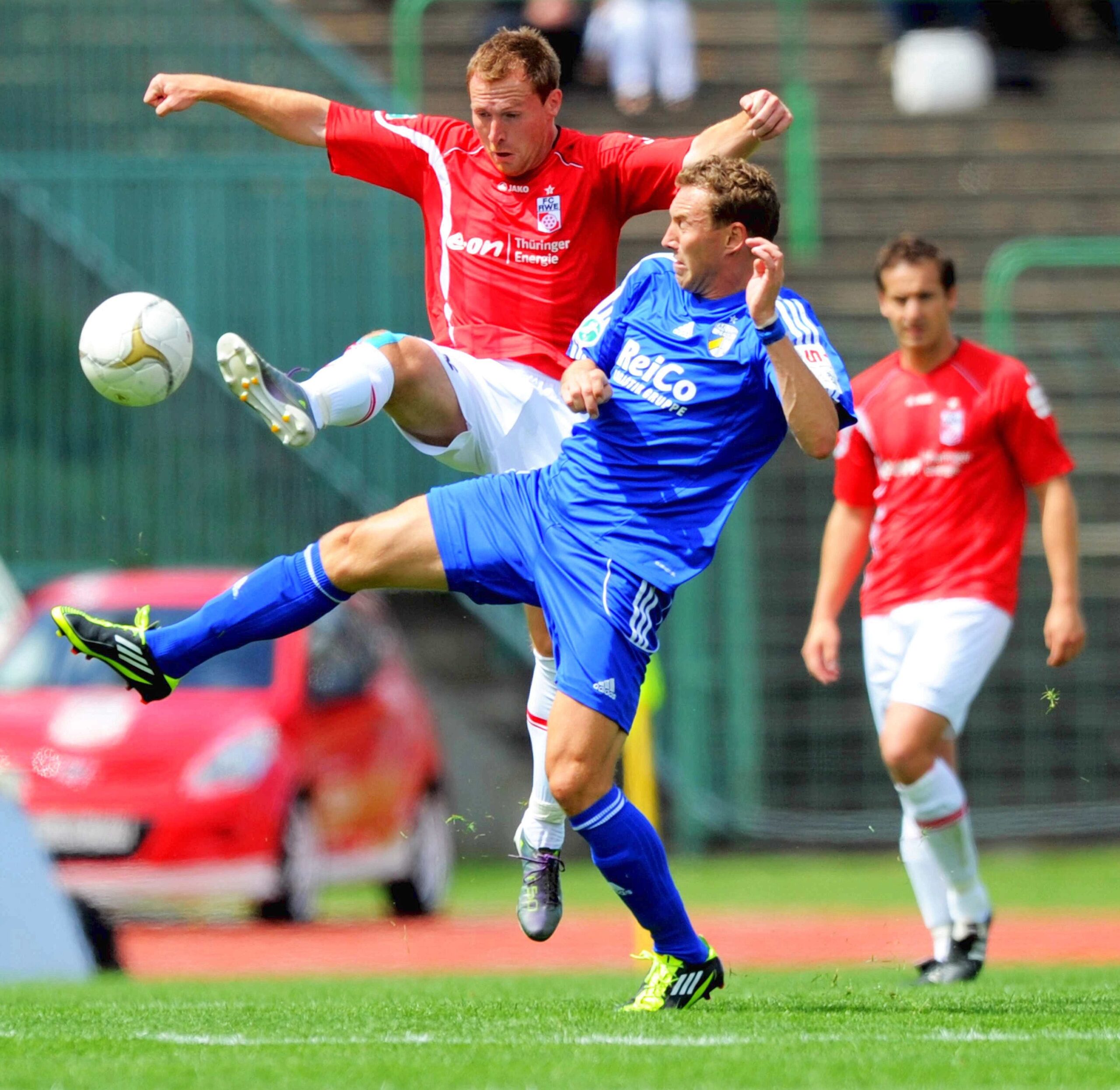 ...zog sich auch Fußballer Jan Simak (im Bild mit der Nummer 19), damals bei Hannover 96, aus dem Profi-Fußball zurück.  In seiner Sportart Skispringen...