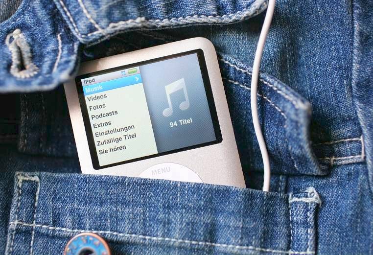 ...folgte der iPod. Er war nicht das erste digitale Musikgerät mit Speicherplatz, aber es war das erste richtig erfolgreiche. Apples Expansion in den Markt der tragbaren Unterhaltungselektronik hatte weitreichende Folgen: Der Erfolg des iPod machte den Weg für weitere Innovationen frei. Dazu...