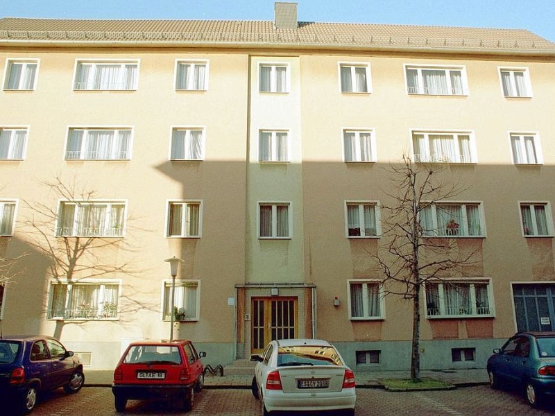 ...in die Münchner Lindenstraße Nr. 3 ein. Dieses Haus ist viele Jahre Iffi Zenkers Zuhause. Trotz vieler Lebensstationen kehrt sie immer wieder nach München zurück. Mit ihrem künftigen Markenzeichen,...