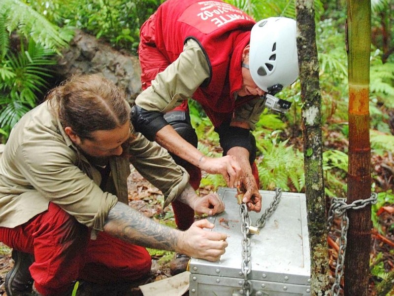 Geschafft! Brigitte Nielsen und Martin Kesici haben bei der Schatzsuche Es werde Licht in der  Dschungelhöhle alle vier Schlüssel für die Schatztruhe gefunden