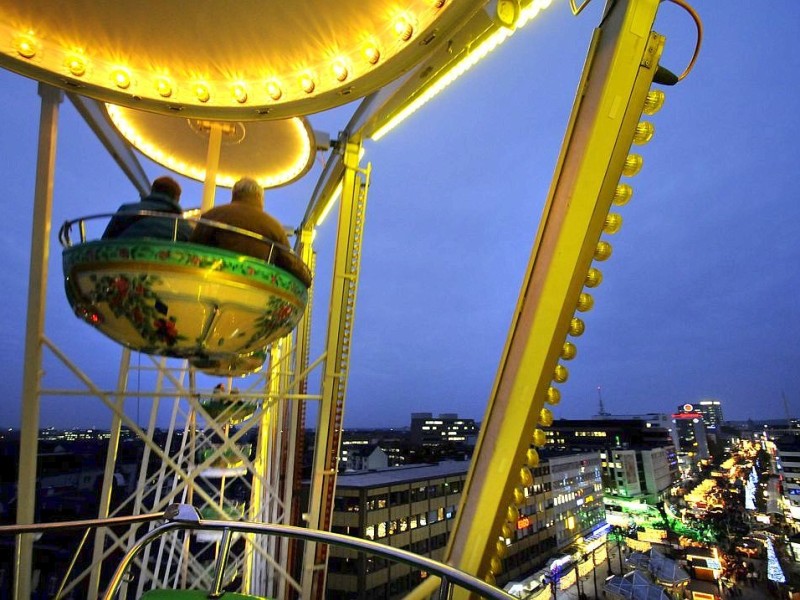 Am Donnerstag, den 17.11.2011 wird der Weihnachtsmarkt in der Innenstadt in Duisburg eröffnet. Bei kaltem trockenen Wetter kommen tausende Besucher, um den ersten glühwein zu trinken oder leckere heiße Maronen zu essen.  Foto: Stephan Eickershoff / WAZ FotoPool