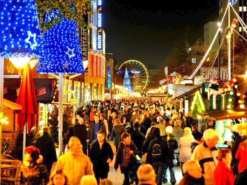 Am Donnerstag, den 17.11.2011 wird der Weihnachtsmarkt in der Innenstadt in Duisburg eröffnet. Bei kaltem trockenen Wetter kommen tausende Besucher, um den ersten glühwein zu trinken oder leckere heiße Maronen zu essen.  Foto: Stephan Eickershoff / WAZ FotoPool