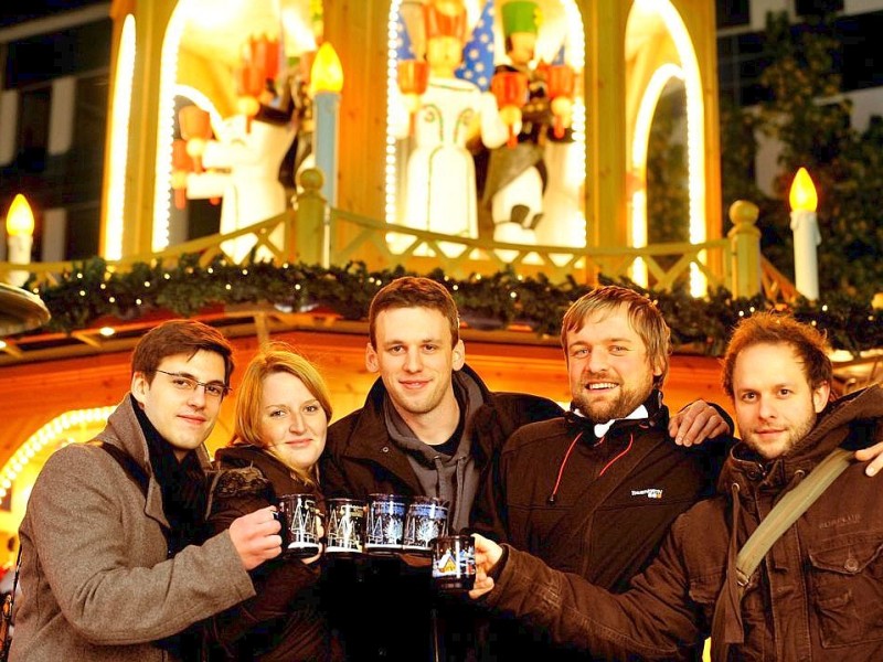 Am Donnerstag, den 17.11.2011 wird der Weihnachtsmarkt in der Innenstadt in Duisburg eröffnet. Bei kaltem trockenen Wetter kommen tausende Besucher, um den ersten glühwein zu trinken oder leckere heiße Maronen zu essen. Im Foto: Kai, Annika, Christoph, Robert und Alex beim Glühwein Foto: Stephan Eickershoff / WAZ FotoPool