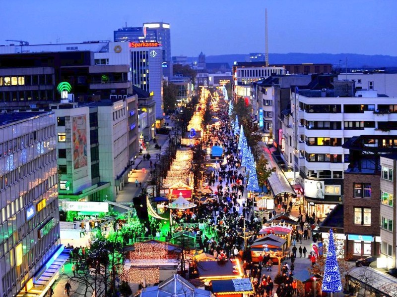 Am Donnerstag, den 17.11.2011 wird der Weihnachtsmarkt in der Innenstadt in Duisburg eröffnet. Bei kaltem trockenen Wetter kommen tausende Besucher, um den ersten glühwein zu trinken oder leckere heiße Maronen zu essen.  Foto: Stephan Eickershoff / WAZ FotoPool